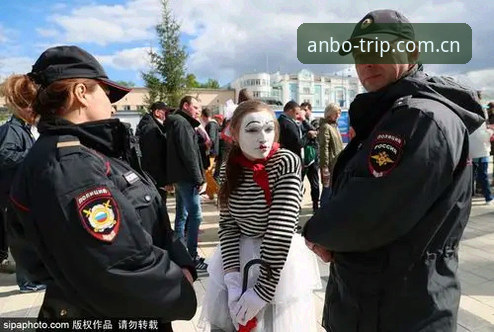 世界杯安保策略深度分析：仅3名英国警员赴美，背后成本博弈与技术革新全面解析